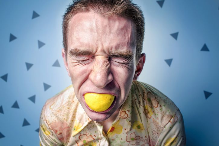 hombre estresado limon boca