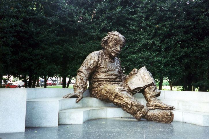 Albert Einstein meditando estatua