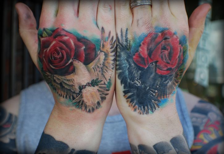 manos tatuajes palomas