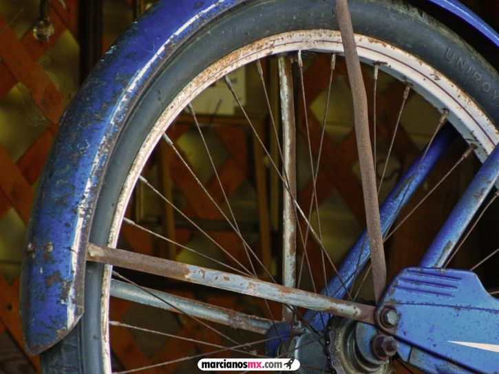 llanta bicicleta oxidada