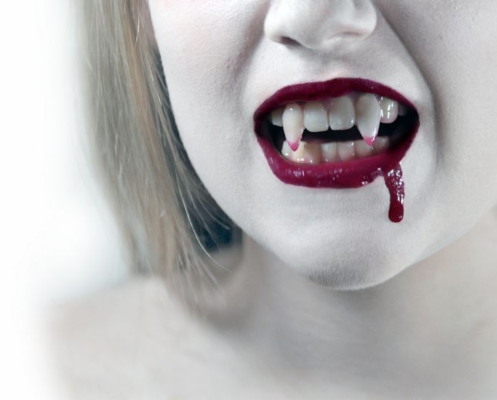 mujer vampiro colmillo sangre