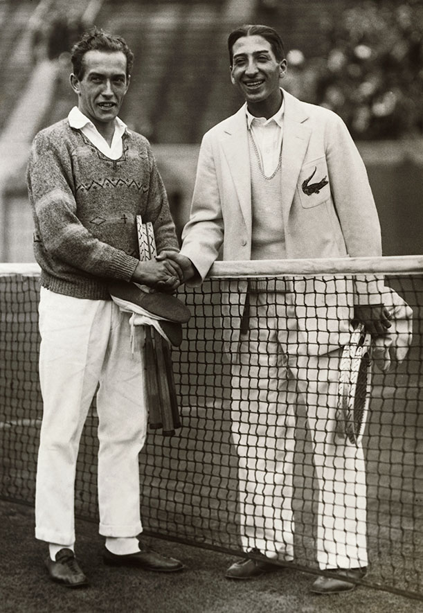Henri Cochet y René Lacoste, en esta foto ya es posible apreciar el mítico cocodrilo del tenista. 