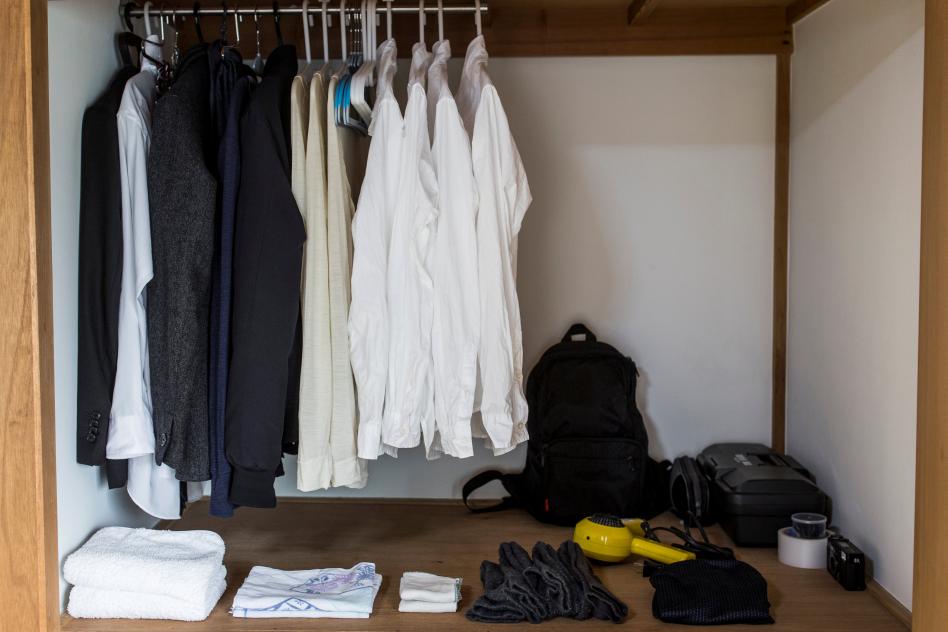 armario con poca ropa bien organizada