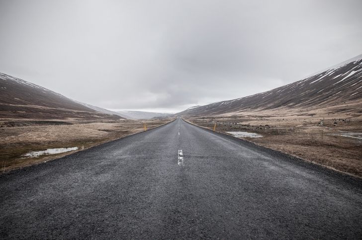 carretera tranquila y nublada