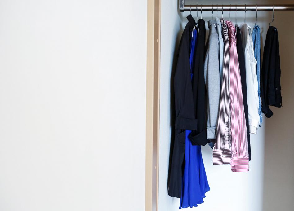 closet con pocas piezas de ropa