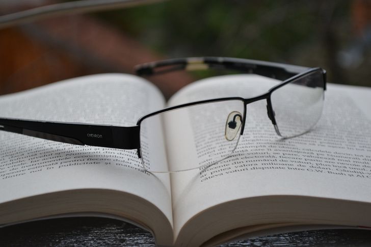 lentes sobre un libro abierto