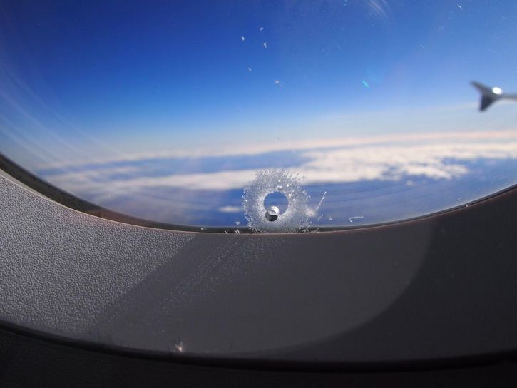 agujero ventana de avion