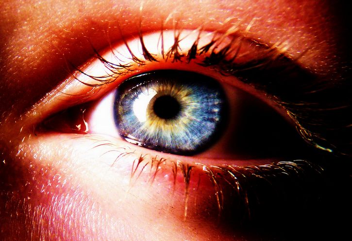 ojo de color azul y amarillo