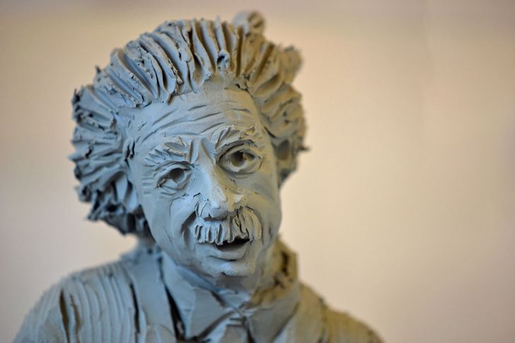escultura en arcilla de Einstein