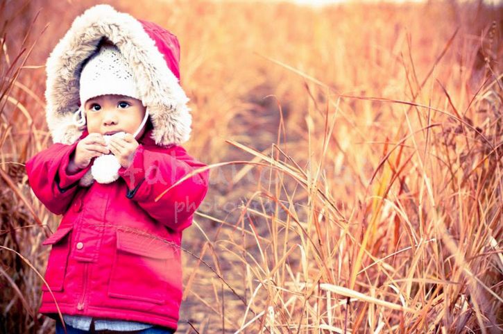 niño con ropa invernal