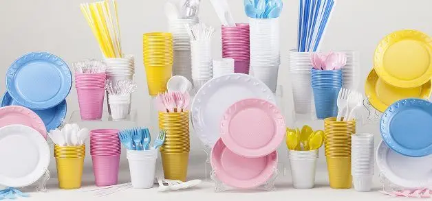 Aplaudimos a Francia por prohibir el uso de platos y vasos de plástico.