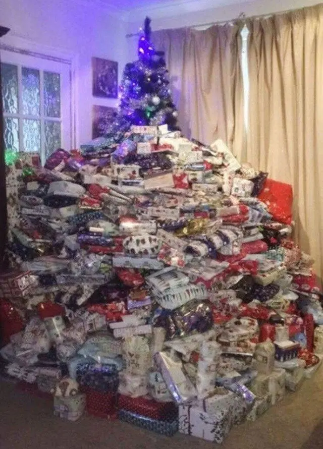 Sepulta el árbol de Navidad con más de 300 regalos para sus tres hijos
