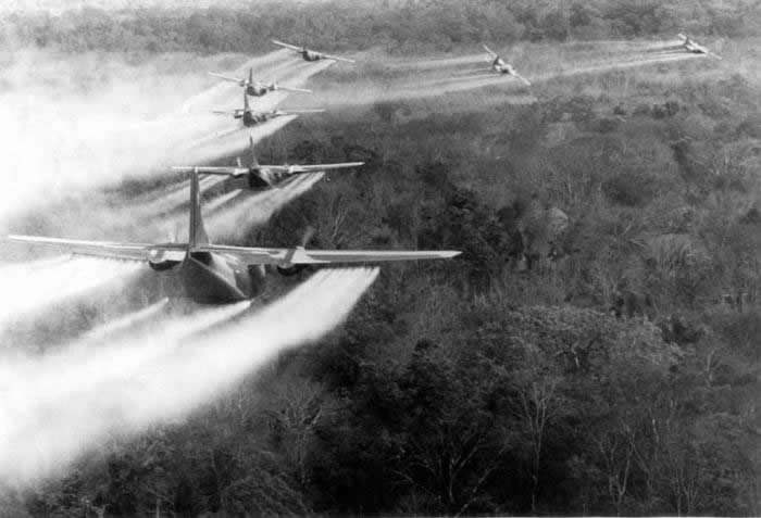 aviones rociando agente naranja en vietnam