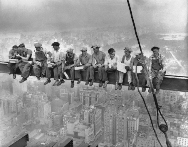 trabajadores en viga RCA Building