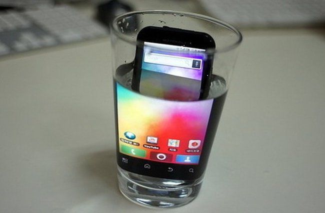 celular en vaso con agua