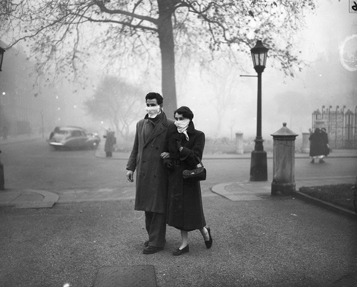 Joven pareja caminando en la gran niebla londres 1952