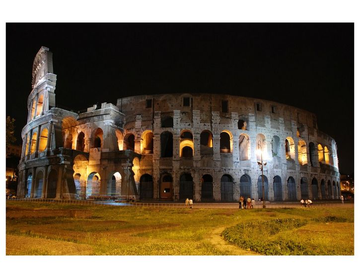 coliseo romano de noche