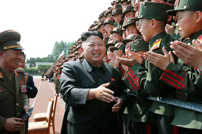 Kim Jong un saludando a soldados coreanos