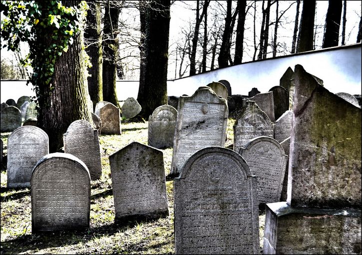 viejas lapidas en un cementerio