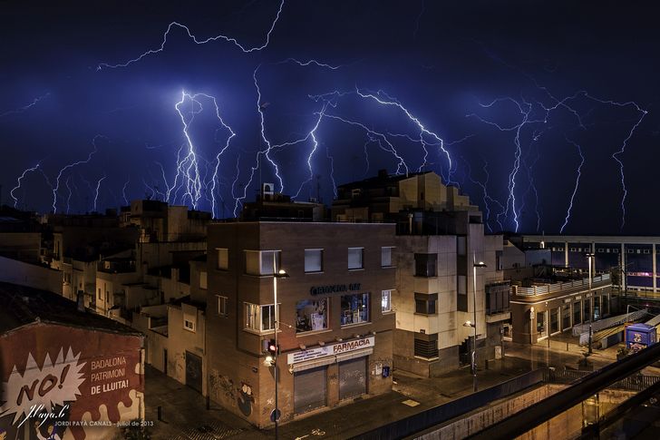 ciudad durante una tormenta electrica