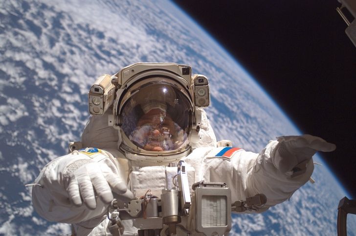 cosmonauta en caminata espacial