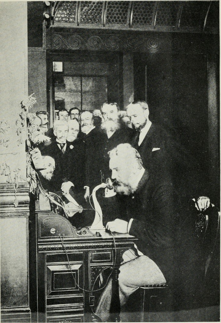 Alexander Graham Bell hablando por telefono