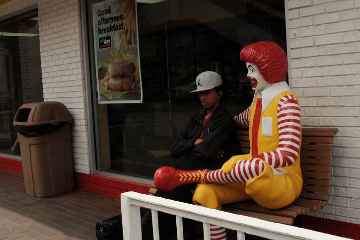 Ronald McDonald en una banca