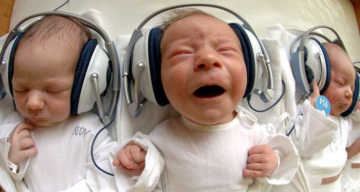bebe escuchando musica