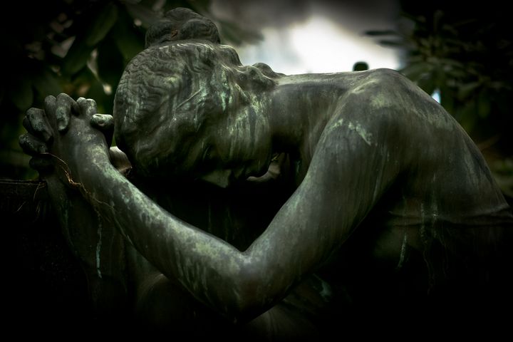 estatua mujer llorando
