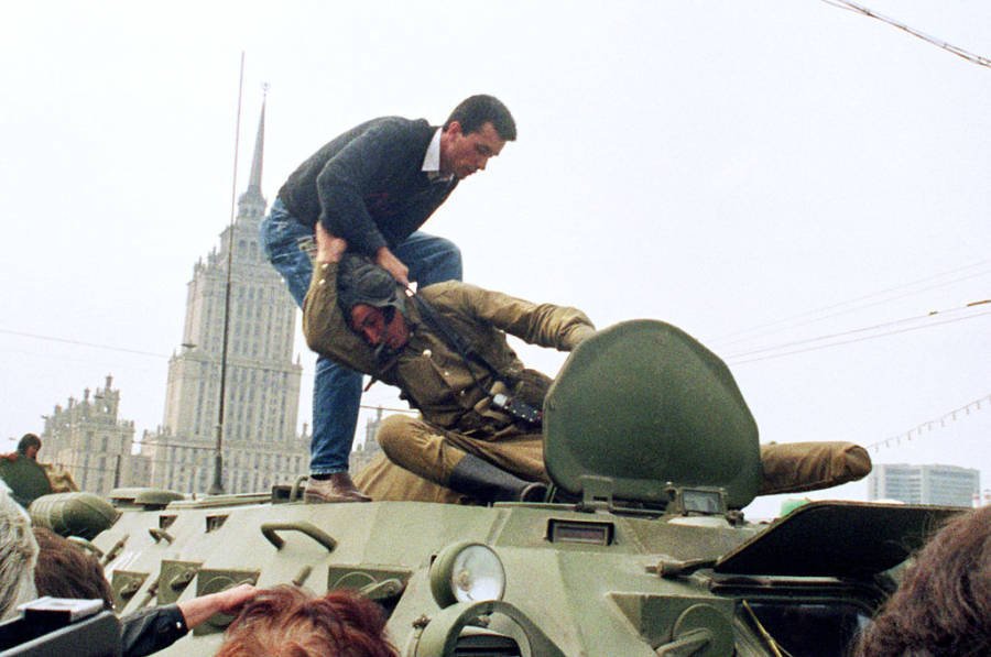 protester fights tank driver