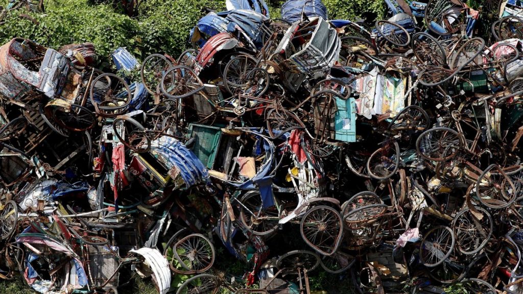 triciclos abandonados en daca (2)
