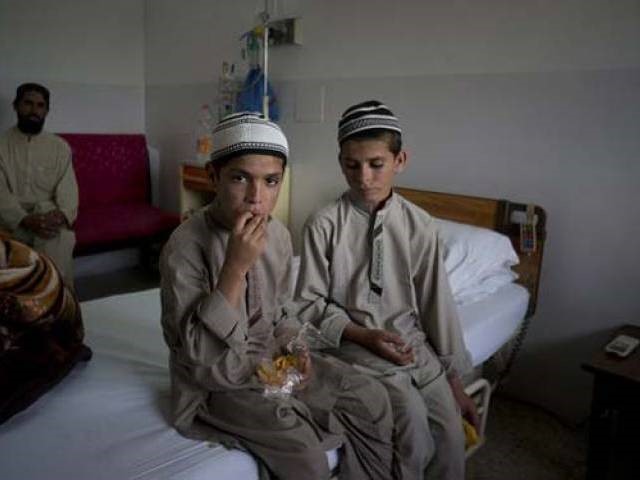 Abdul Rasheed y Shoaib Ahmed niños solares pakistan