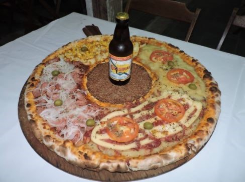 pizza con cerveza al medio