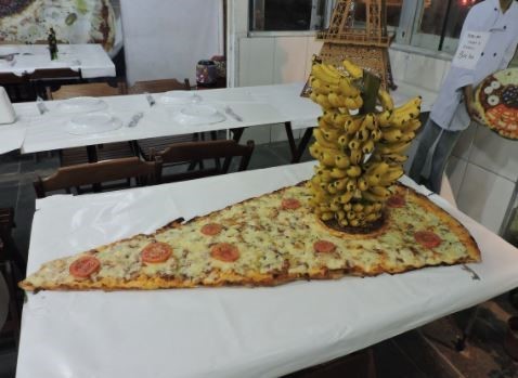 pizza gigante con platanos