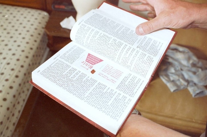 biblia gitana con marcador