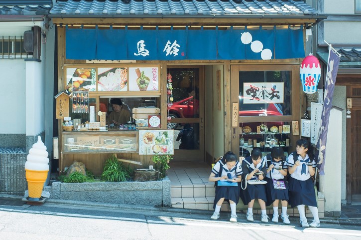alumnas japonesas descansando fuera de una heladeria