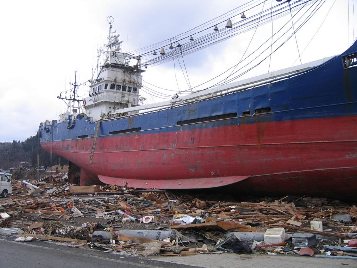 barco tierra adentro en tsunami japon