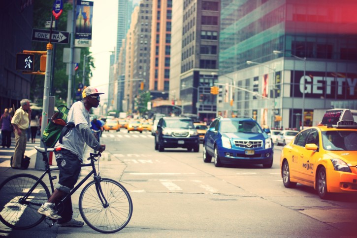 hombre negro en bicicleta en Nueva York