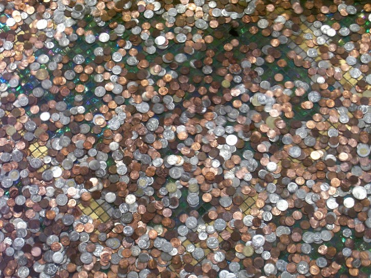 monedas en una fuente
