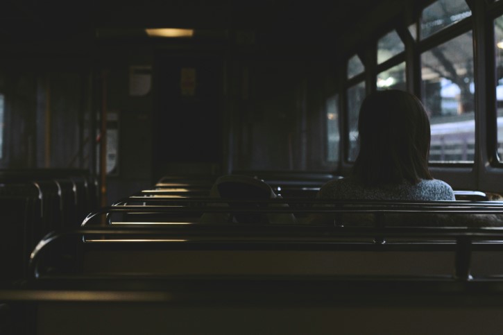 persona solitaria en el tren