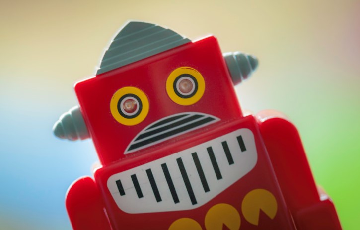 robot de juguete rojo