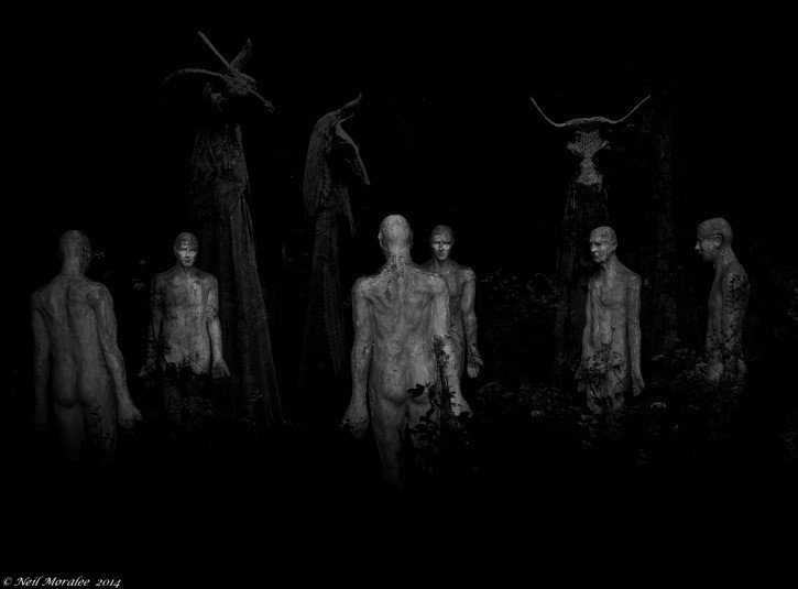 seres infernales en el bosque durante la noche