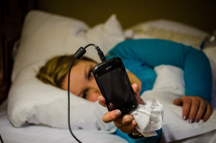durmiendo con telefono en la cama