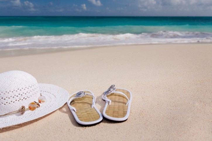 playa vacaciones sandalias sombrero arena
