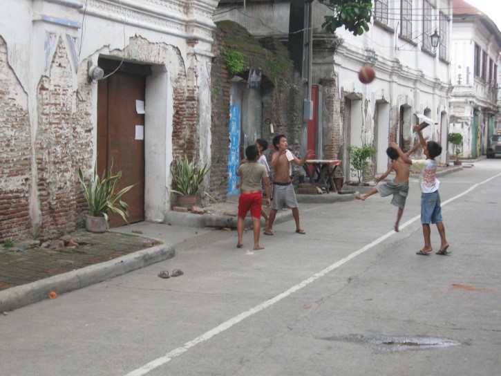 niños jugando pelota en la calle