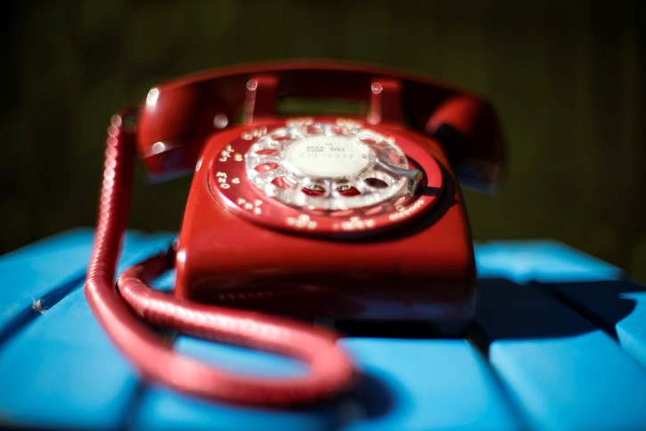 telefono dial rojo vintage