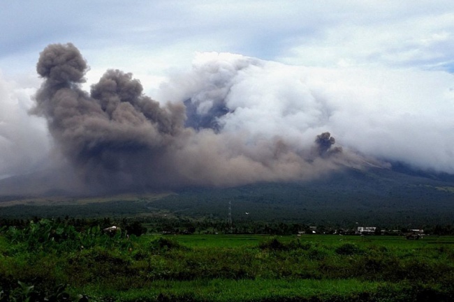 abrazo nube polvo volcan