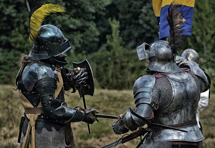 Dos caballeros medievales pelean