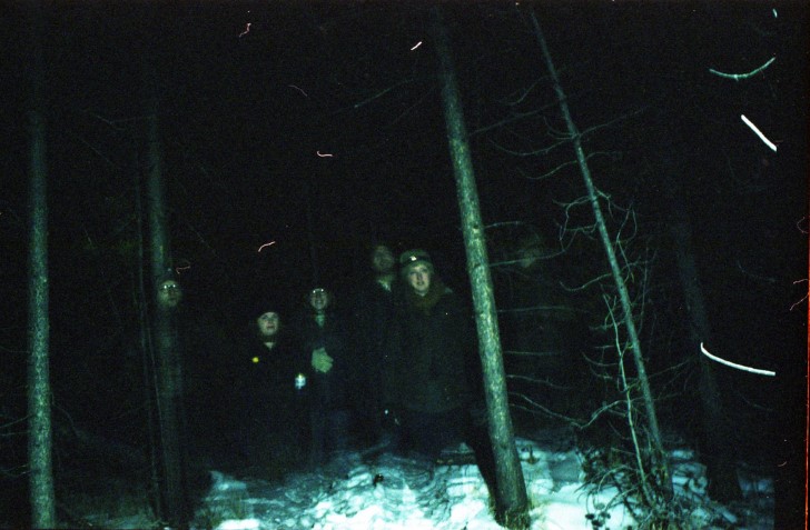 Familia en la noche bosque fantasma