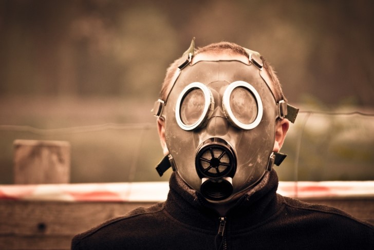 Hombre con mascara anti gas